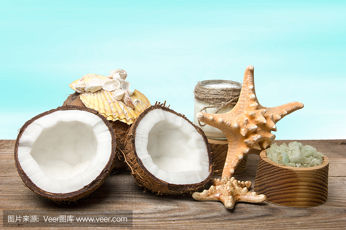 水療椰子產品和海洋配件在木板上,在綠松石背景
